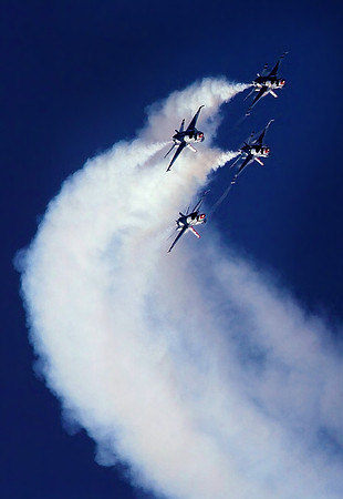 Thunderbirds contrail version 1.0-SharpenAI-Focus-DeNoiseAI-standard ver  2 small